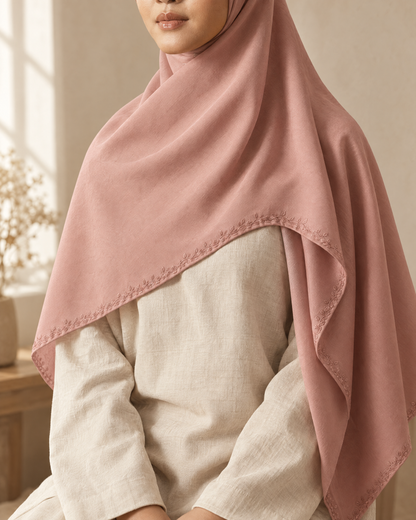 Nuréa Sulam Series warna Dusty Rose saat dipakai, sulam tepi terlihat di dada