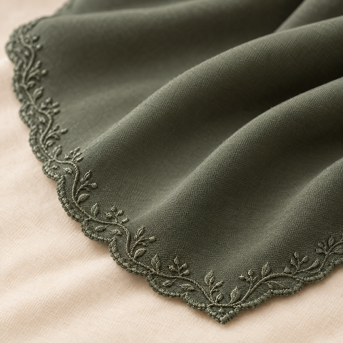 Detail sulam tepi tone-on-tone Nuréa Sulam Series, warna Sage Green