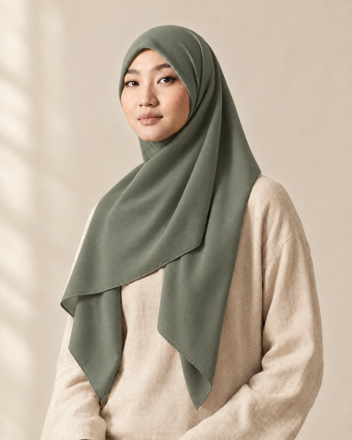 Hijab bawal segi empat Nuréa warna Hijau Sage (Sage Green) dipakai model, tampak depan setengah badan