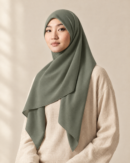 Hijab bawal segi empat Nuréa warna Hijau Sage (Sage Green) dipakai model, tampak depan setengah badan