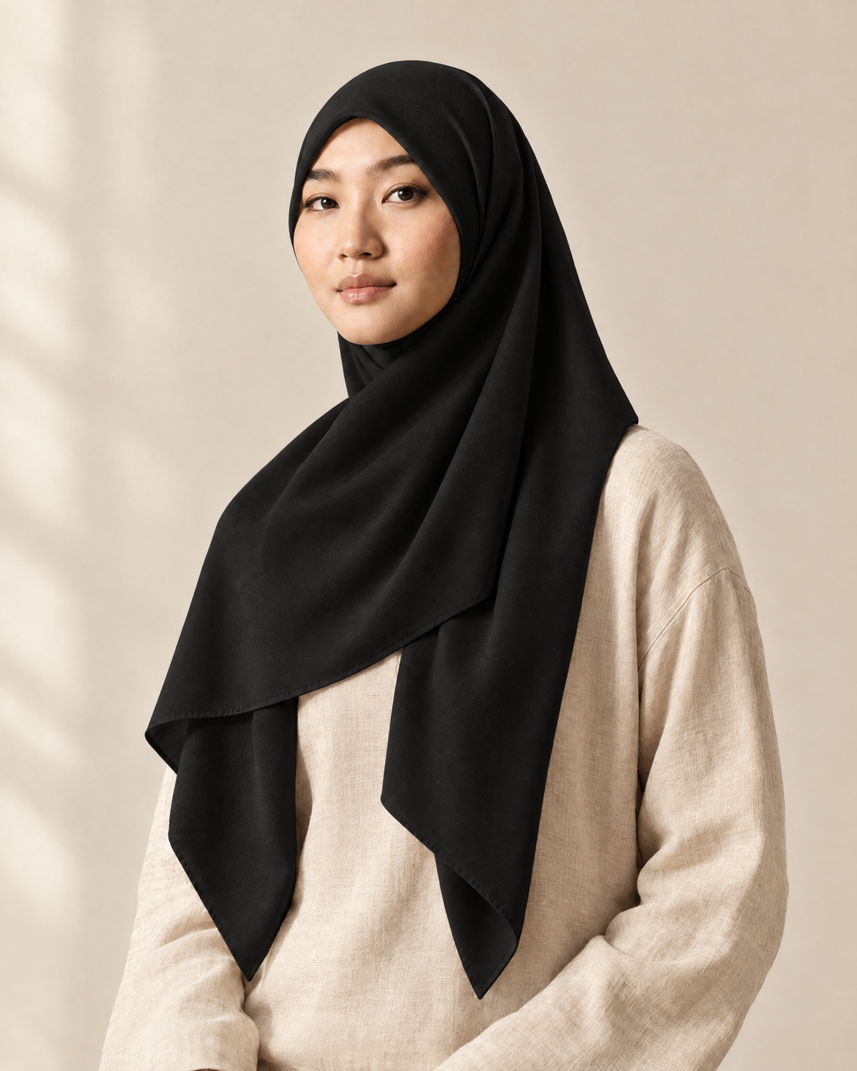 Hijab bawal segi empat Nuréa warna Hitam Pekat (Deep Black) dipakai model, tampak depan setengah badan