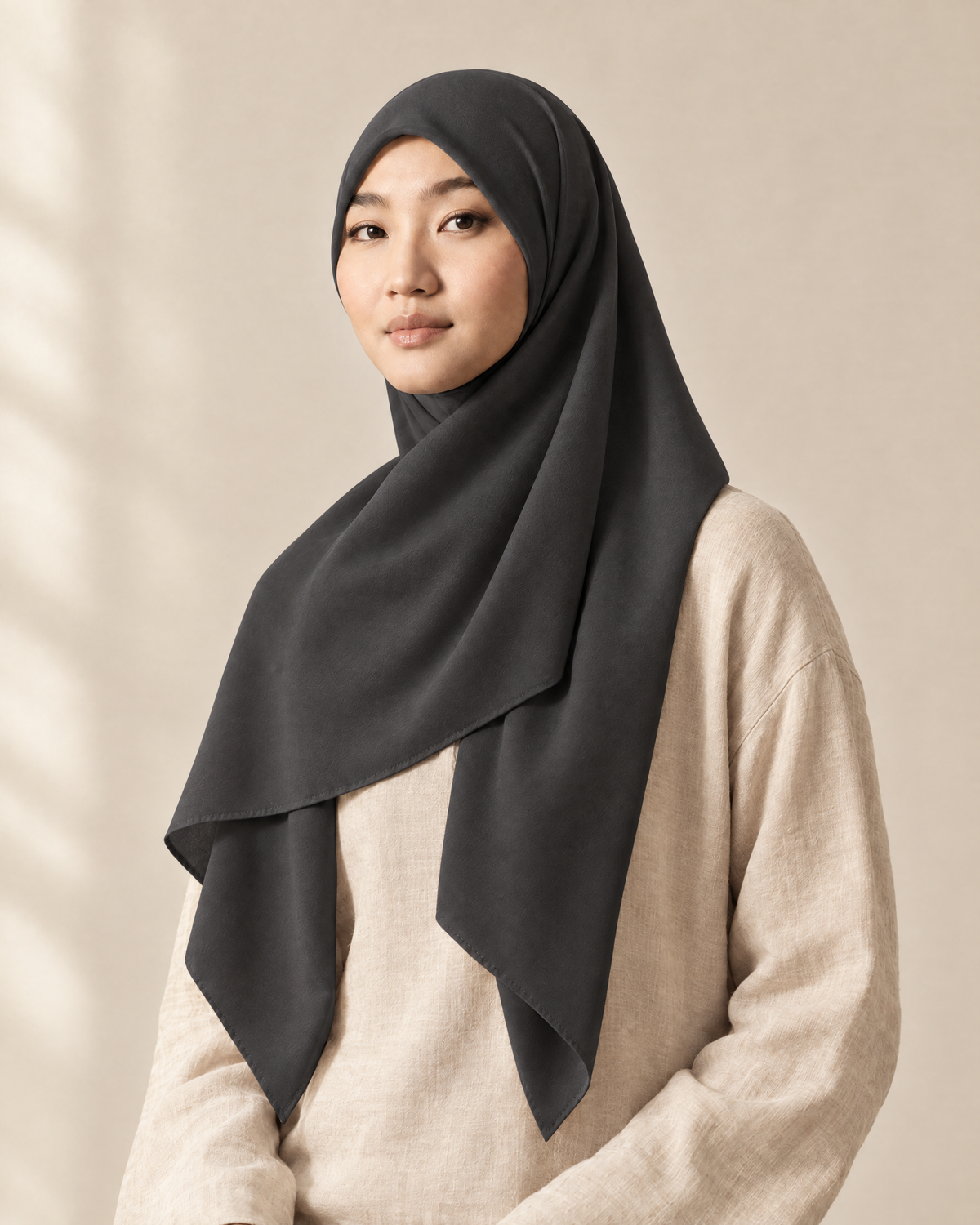 Hijab bawal segi empat Nuréa warna Abu Arang (Charcoal Grey) dipakai model, tampak depan setengah badan