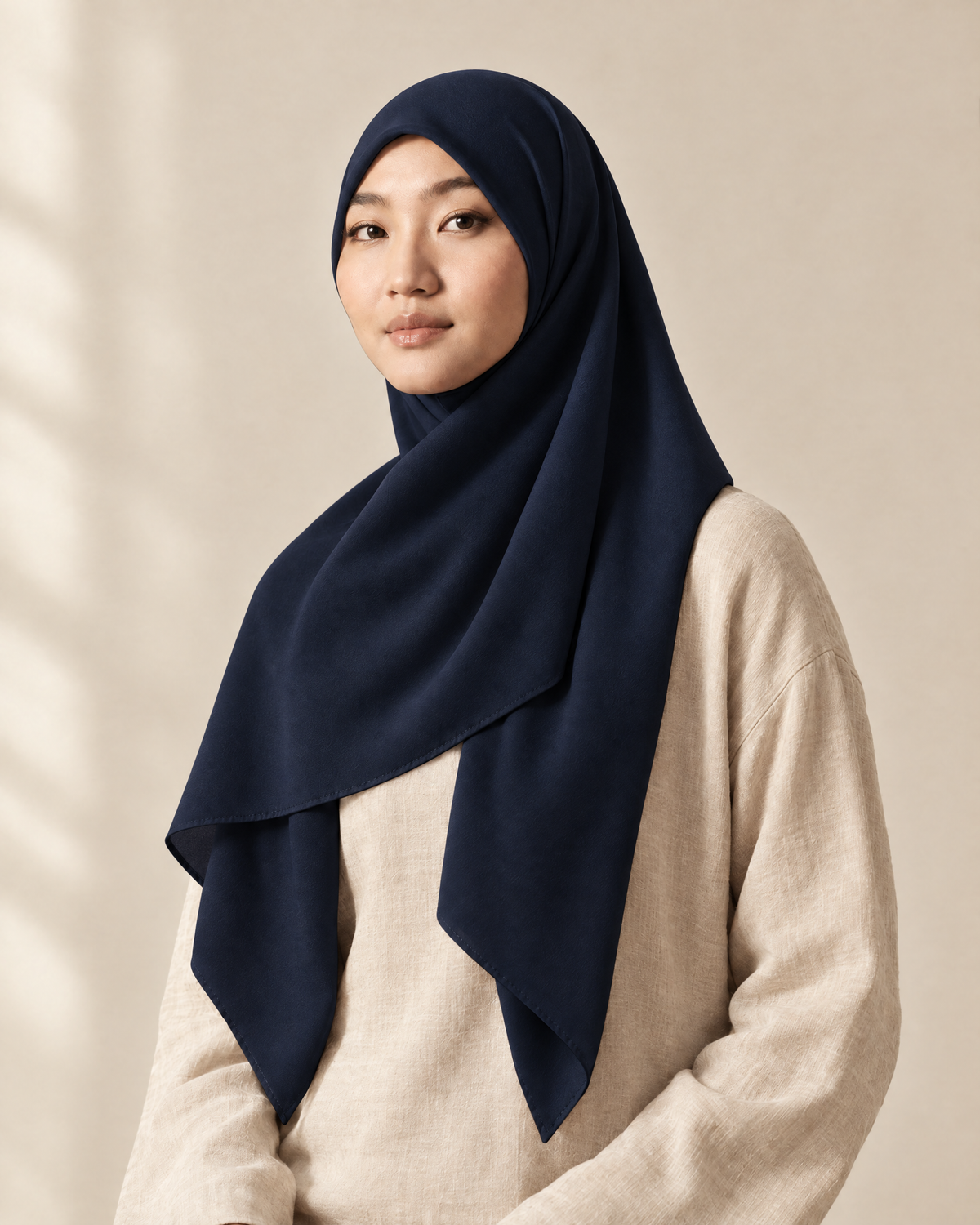 Hijab bawal segi empat Nuréa warna Biru Malam (Midnight Navy) dipakai model, tampak depan setengah badan