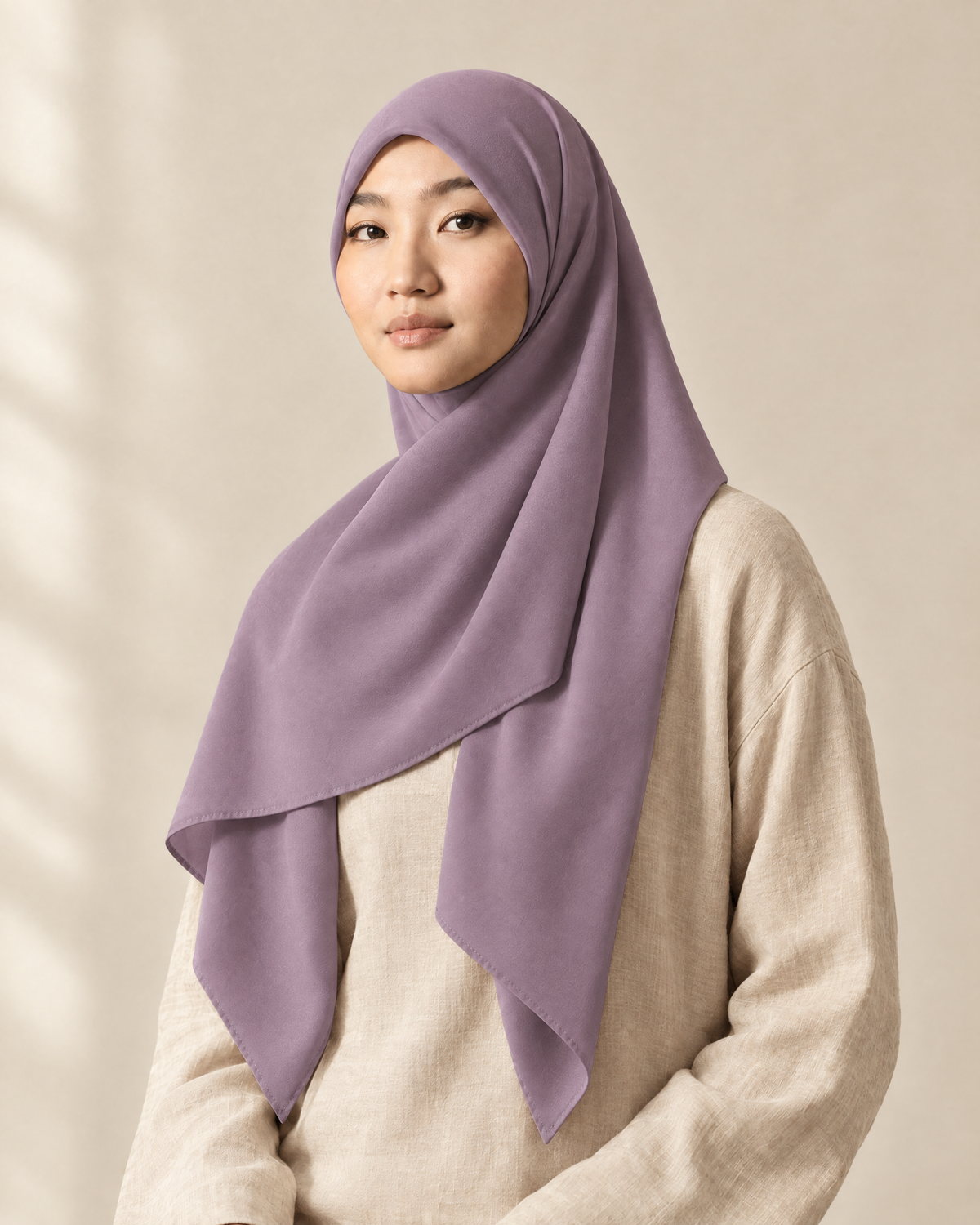 Hijab bawal segi empat Nuréa warna Lavender (Lavender Mist) dipakai model, tampak depan setengah badan