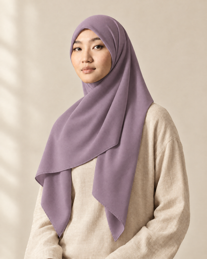 Hijab bawal segi empat Nuréa warna Lavender (Lavender Mist) dipakai model, tampak depan setengah badan