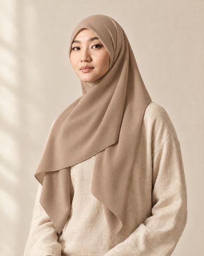 Hijab bawal segi empat Nuréa warna Krem (Beige) dipakai model, tampak depan setengah badan
