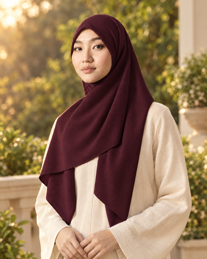 Hijab bawal segi empat Nuréa warna Anggur Plum (Plum Wine) dipakai ke acara keluarga di teras taman sore hari