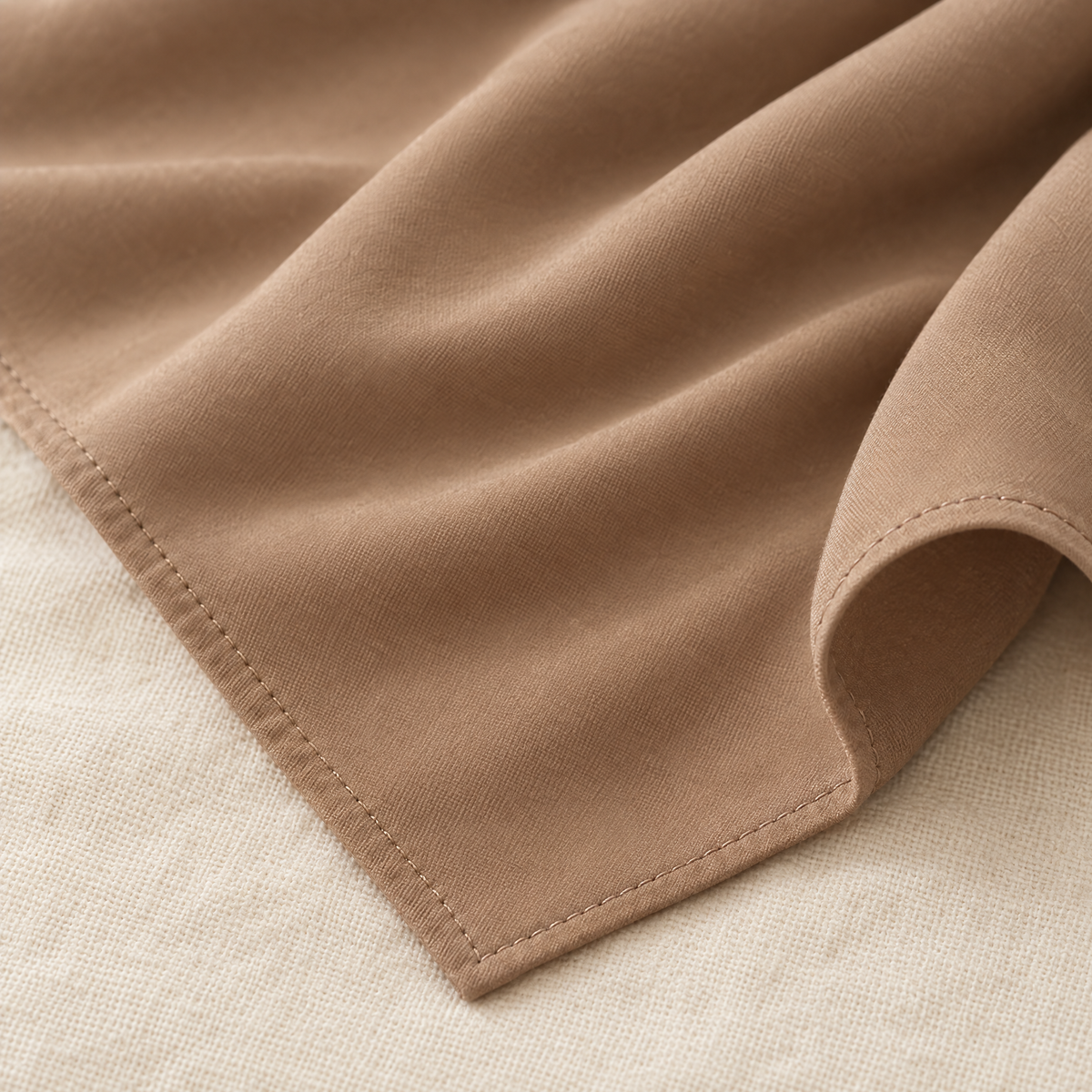 Detail kain polos dan jahitan tepi hijab bawal Nuréa warna Krem (Beige)