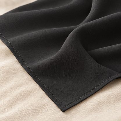 Detail kain polos dan jahitan tepi hijab bawal Nuréa warna Abu Arang (Charcoal Grey)