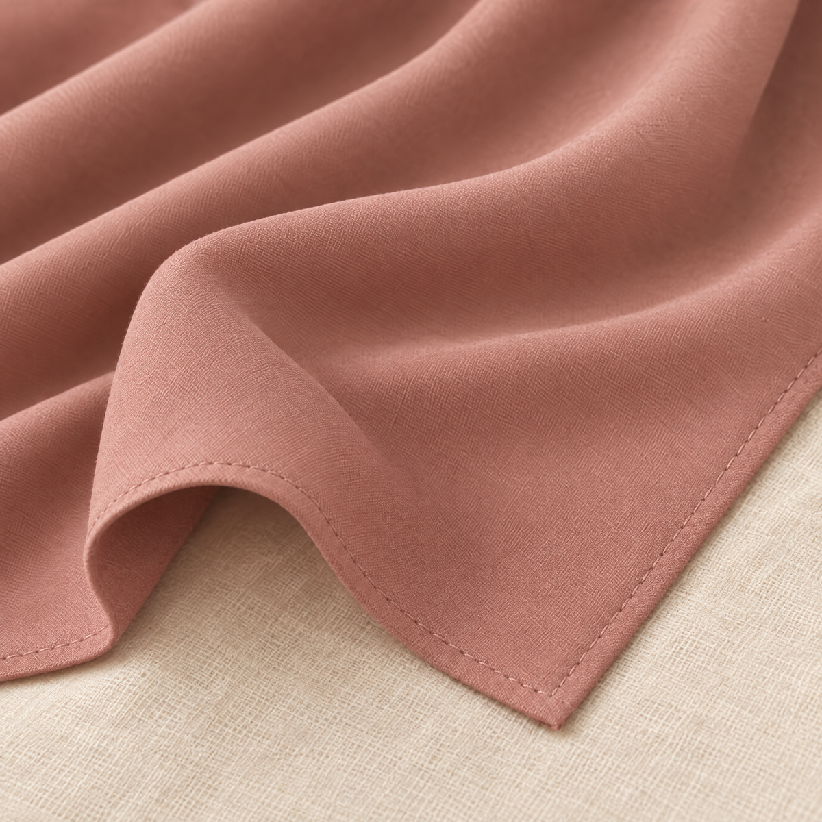 Detail kain polos dan jahitan tepi hijab bawal Nuréa warna Merah Muda Lembut (Dusty Rose)