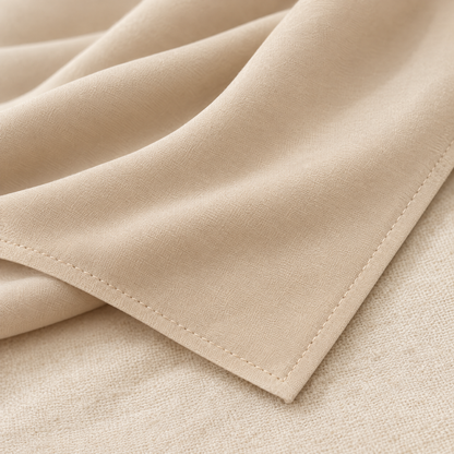 Detail kain polos dan jahitan tepi hijab bawal Nuréa warna Gading (Ivory)