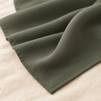 Detail kain polos dan jahitan tepi hijab bawal Nuréa warna Hijau Sage (Sage Green)