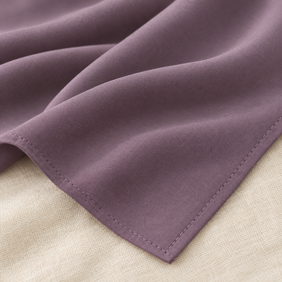 Detail kain polos dan jahitan tepi hijab bawal Nuréa warna Lavender (Lavender Mist)