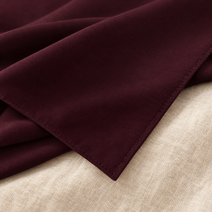 Detail kain polos dan jahitan tepi hijab bawal Nuréa warna Anggur Plum (Plum Wine)