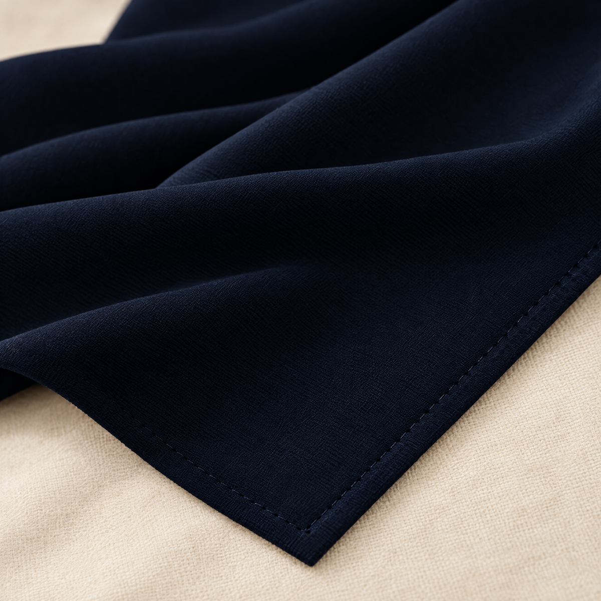 Detail kain polos dan jahitan tepi hijab bawal Nuréa warna Biru Malam (Midnight Navy)