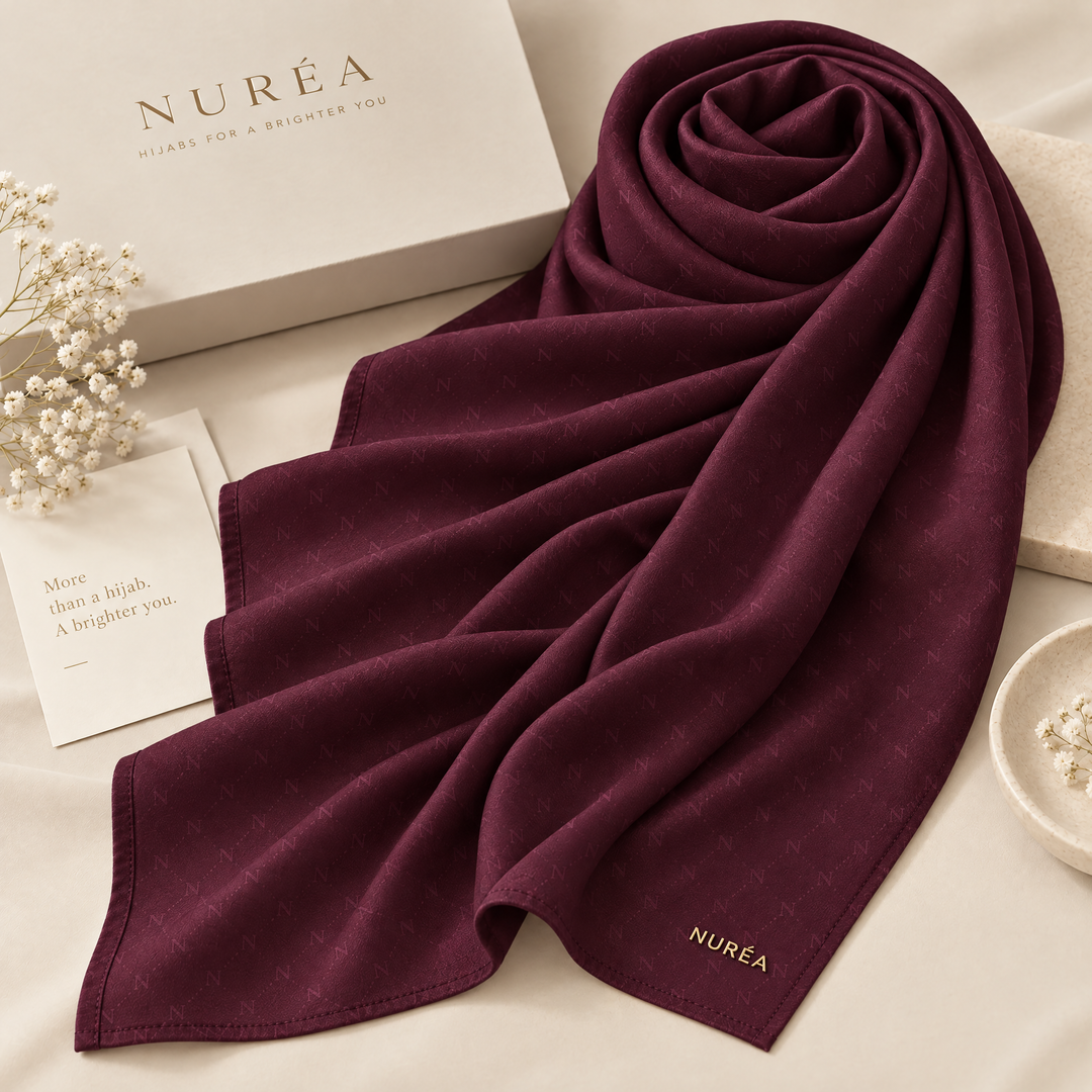 Bawal segi empat Nuréa Hijab warna Anggur Plum
