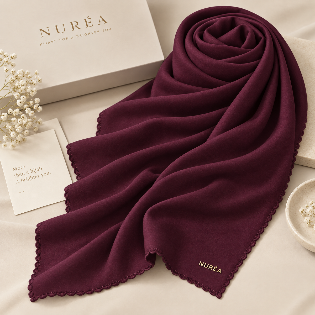 Bawal segi empat Nuréa Hijab warna Anggur Plum