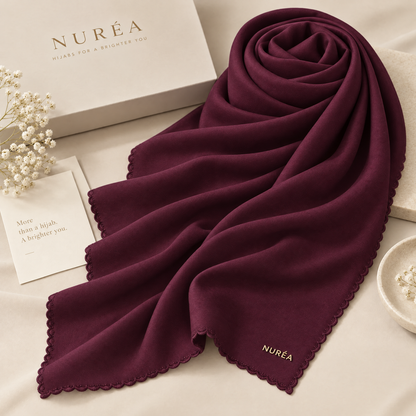 Bawal segi empat Nuréa Hijab warna Anggur Plum